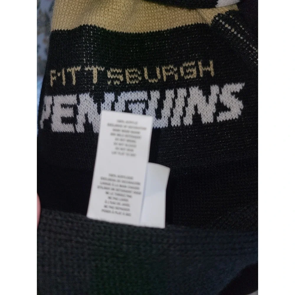 NWOT Forever Collectibles Pittsburgh Penguins NHL Hockey Colors Knit Scarf
